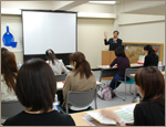 蓮尾先生と講議の様子写真